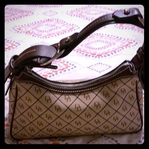 I’m selling this purse and good condition .